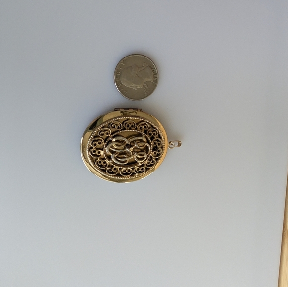 Beautiful Large Gold Locket. Vintage Oval Locket - Picture 5 of 7